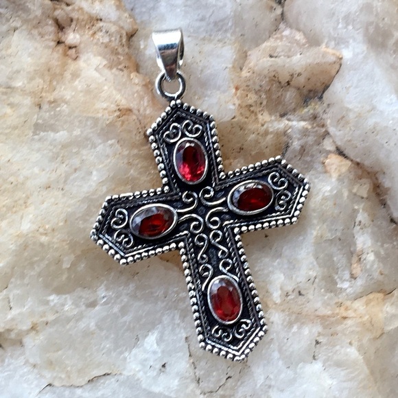 Garnet Bali filigree cross pendant - Picture 4 of 6